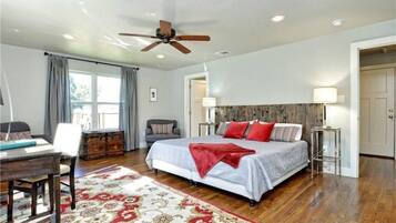 4 chambres, bureau, fer et planche à repasser, lit de bébé portatif