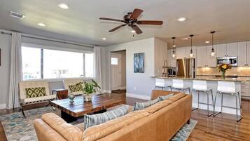 Smart-tv, boeken en een kantoor