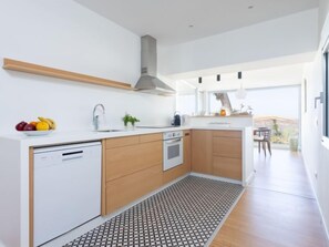 Een koelkast, een microgolfoven, een oven, een vaatwasser