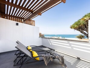 Una sdraio con vista sul mare.