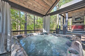 Outdoor spa tub - HIGH LUXE 1 Bedroom Lovers Lodge Cabin with Hot Tub/Sunset views (Broken Bow)