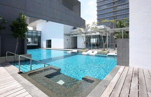 Piscine extérieure, parasols de plage, chaises longues