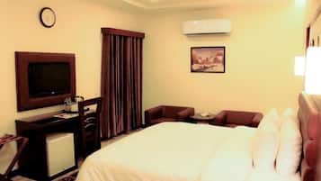 أغطية فراش متميزة وميني بار ومكتب ومساحة عمل للكمبيوتر المحمول