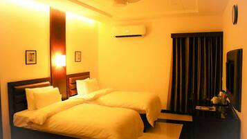 أغطية فراش متميزة وميني بار ومكتب ومساحة عمل للكمبيوتر المحمول