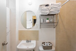 Combined shower/bathtub, towels, toilet paper