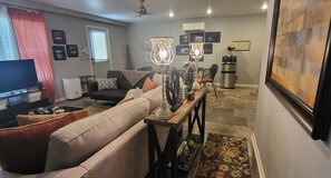 Smart TV, reproductor de DVD, libros y biblioteca musical