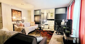 Smart TV, reproductor de DVD, libros y biblioteca musical