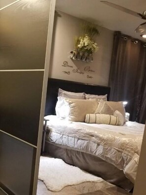 2 Schlafzimmer, Schreibtisch, BĂŒgeleisen/BĂŒgelbrett, kostenloses WLAN