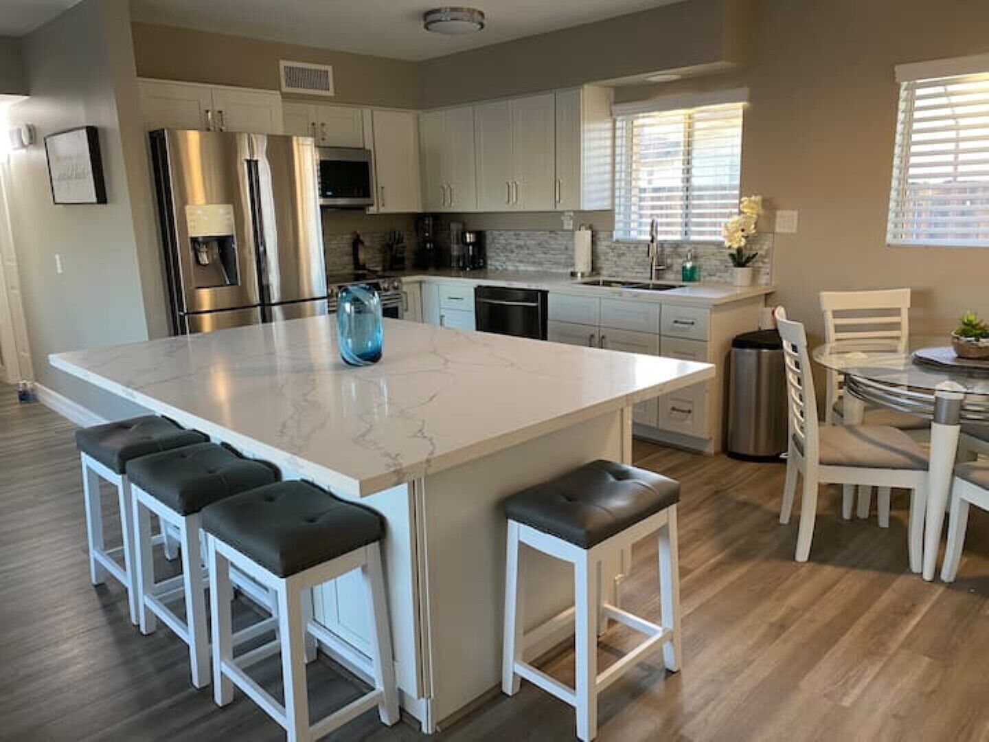 Frigorífic, microones, forn i placa de cuina 