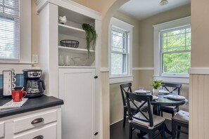 Dining - Walk to Historic District, Shops, Restaurants and Bars, Free Driveway Parking, $300 in Free Tickets! (St. Augustine)