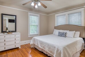 2 bedrooms, desk, iron/ironing board, free WiFi - Walk to Historic District, Shops, Restaurants and Bars, Free Driveway Parking, $300 in Free Tickets! (St. Augustine)