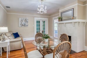 Dining - Walk to Historic District, Shops, Restaurants and Bars, Free Driveway Parking, $300 in Free Tickets! (St. Augustine)