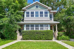 Exterior - Walk to Historic District, Shops, Restaurants and Bars, Free Driveway Parking, $300 in Free Tickets! (St. Augustine)