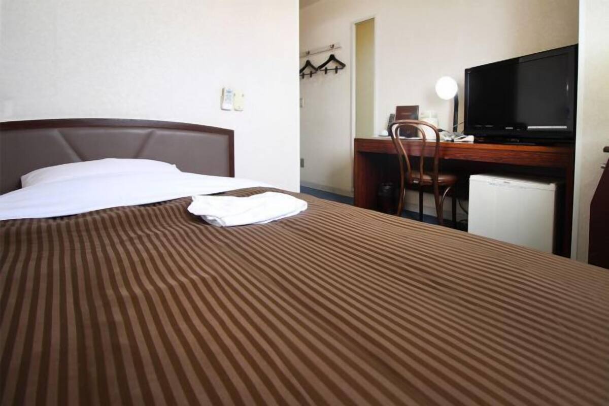 Escritorio, cortinas blackout y ropa de cama