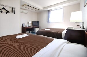 Escrivaninha, cortinas blackout, roupa de cama