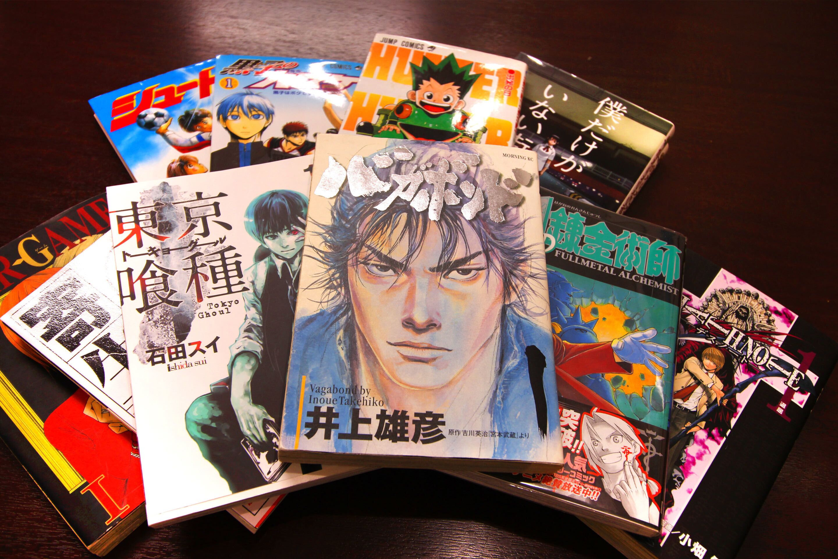 Una colección de mangas sobre una mesa.