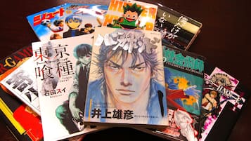Una colección de mangas sobre una mesa.