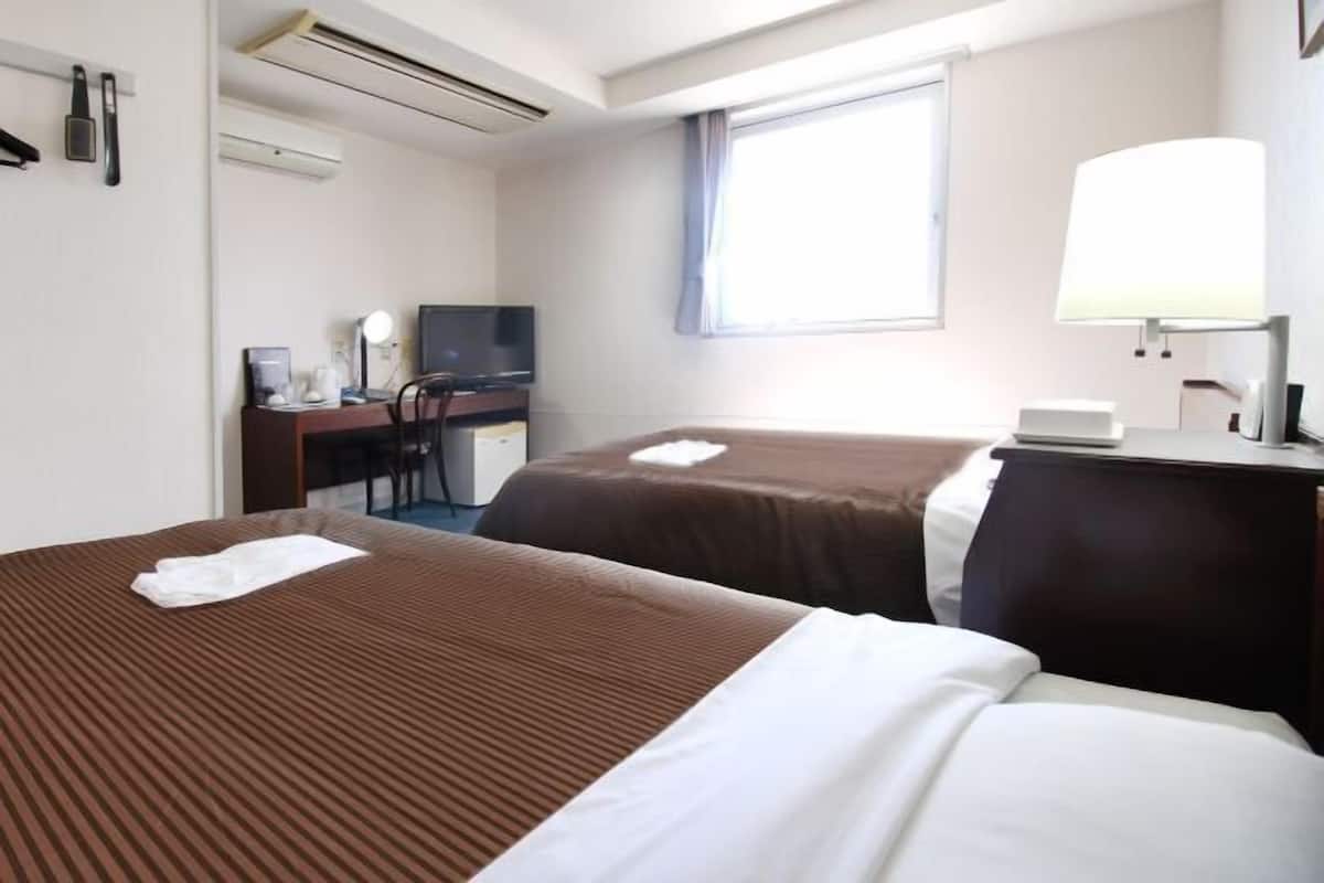 Escritorio, cortinas blackout y ropa de cama