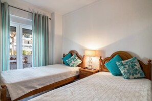 1 quarto, ferros/tábuas de passar roupa, roupa de cama