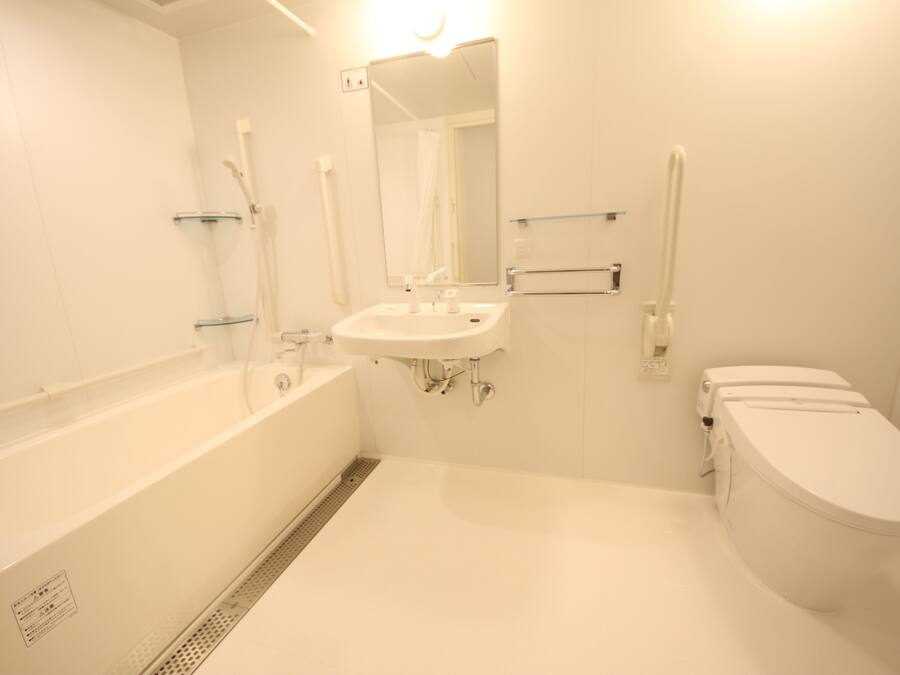 Ein modernes Badezimmer mit einer Badewanne, einem Waschbecken und einer Toilette.