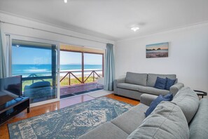 TV - Poppy's Beach House - Beachfront Whangapoua Home (Whangapoua)