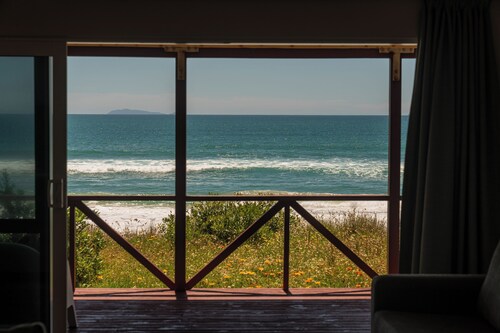 Poppy's Beach House - Beachfront Whangapoua Home