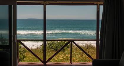 Poppy's Beach House - Beachfront Whangapoua Home