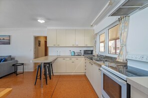 Fridge, microwave, toaster, high chair - Poppy's Beach House - Beachfront Whangapoua Home (Whangapoua)