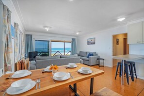 TV - Poppy's Beach House - Beachfront Whangapoua Home (Whangapoua)