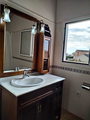 Een douche, een haardroger, handdoeken, zeep