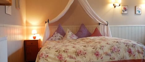 1 bedroom, travel cot, free WiFi, bed sheets