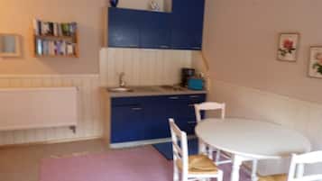 Fridge, stovetop, coffee/tea maker, electric kettle