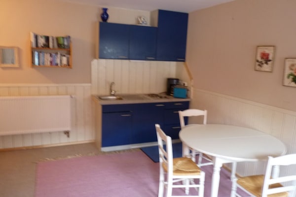 Køleskab, kogeplade, kaffe-/temaskine, elkedel