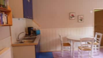Fridge, stovetop, coffee/tea maker, electric kettle