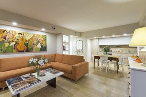 Een televisie en een open haard