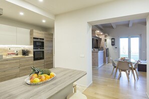 Fridge, oven, stovetop, dishwasher - Villa Fara B: An elegant and welcoming apartment that is part of a villa surrounded by olive groves, with Free WI-FI. (Foiano della Chiana)