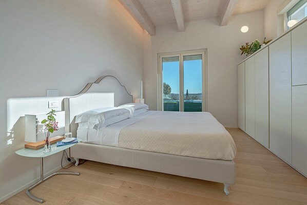 2 bedrooms, desk, iron/ironing board, free WiFi - Villa Fara B: An elegant and welcoming apartment that is part of a villa surrounded by olive groves, with Free WI-FI. (Foiano della Chiana)