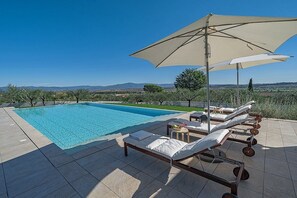 Pool - Villa Fara B: An elegant and welcoming apartment that is part of a villa surrounded by olive groves, with Free WI-FI. (Foiano della Chiana)