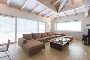 TV, fireplace - Villa Fara Grande: An elegant and welcoming three-story villa surrounded by olive groves, with Free WI-FI. (Foiano della Chiana)