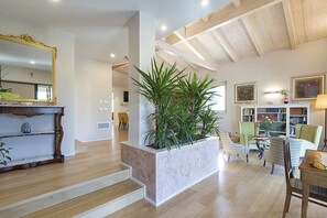 Interior - Villa Fara Grande: An elegant and welcoming three-story villa surrounded by olive groves, with Free WI-FI. (Foiano della Chiana)