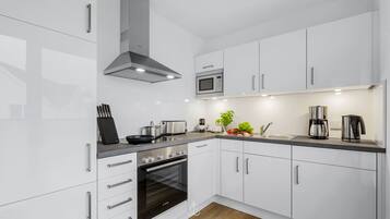 Kjøleskap, mikrobølgeovn, ovn og kokeplater