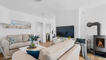 Fernseher, Kamin, Tischtennisplatte