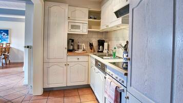 Kühlschrank, Mikrowelle, Ofen, Geschirrspüler