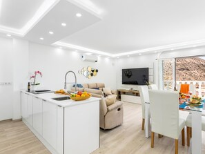 Dining - 3C Penthouse with stunning views, Wi-Fi, swimming pool, tennis, padel, parking (Los Cristianos)