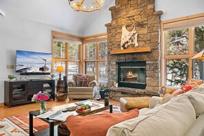 Smart TV, fireplace, DVD player - RMR: Moose Creek 17 Townhome in Teton Village (Teton Village)