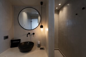 Luxe villa, 1 slaapkamer, privézwembad, uitzicht op zee | Badkamer | Een douche, een regendouche, designer toiletartikelen, een haardroger