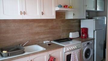 Fridge, microwave, oven, coffee/tea maker