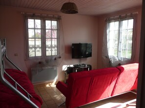 TV, DVD player, stereo - Detached cottage and outdoor space, Wifi, direct access to bicycle path (Le Château-d'Oléron)