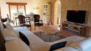 Téléviseur, lecteur de DVD, table de ping-pong, chaîne audio