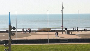 A coastal promenade with a grassy area, a paved walkway, and a bench. - T2 Apartment Biscarrosse - AC, Parking, 4 guests, City Center (Biscarrosse Plage)